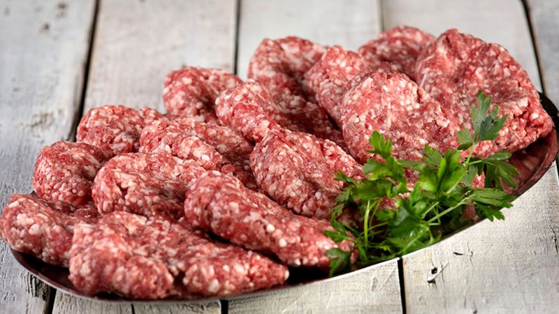 Köfte harcına yarım çay bardağı ekleyin, yumuşacık sulu köftelerin tadını çıkartın…