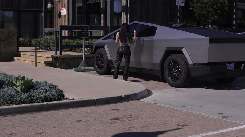 Kim Kardashian 100 bin dolarlık lüks arabasıyla kahve almaya gitti