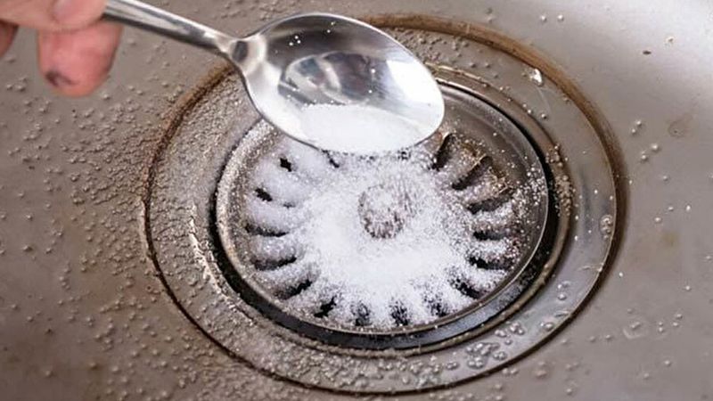 Lavaboya birkaç damla ondan dökün, kötü kokular nasıl tarihe karışıyor görün…