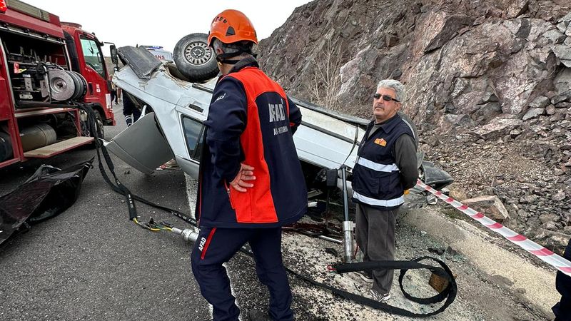 Gümüşhane'de otomobil refüje çarptı: 1 ölü 1 yaralı