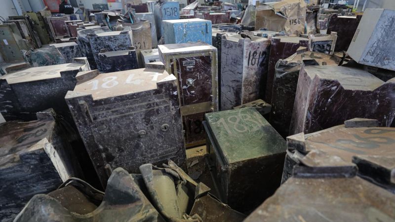 6 Şubat'taki depremlerin ardından enkazdan çıkarılan 197 çelik kasa açıldı