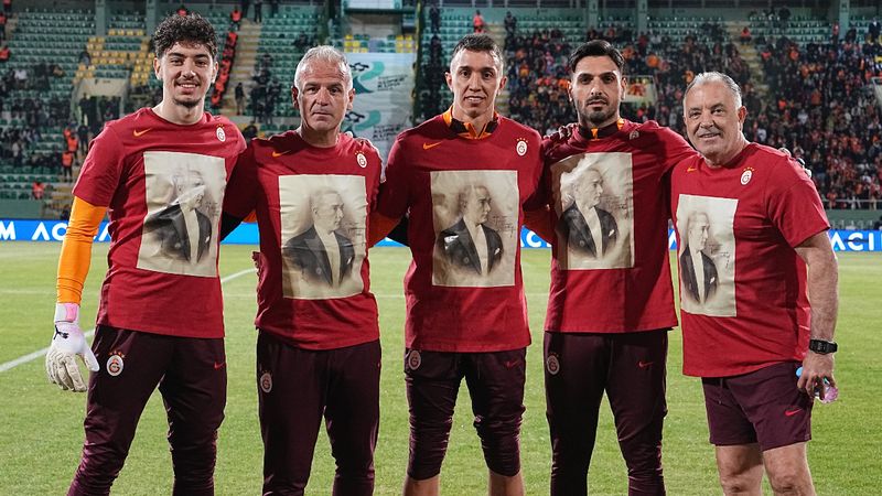 Galatasaraylı oyuncular ısınmaya Atatürk tişörtüyle çıktı