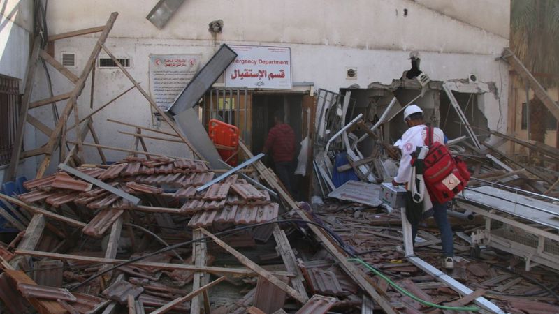 İsrail ordusu Al-Amal Hastanesi'ni enkaza çevirdi