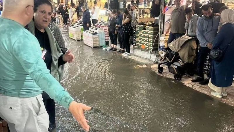 Hatay'da sağanak yağış tarihi çarşıyı göle çevirdi