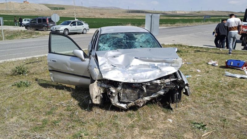Yozgat'ta iki otomobil çarpıştı: 9 yaralı