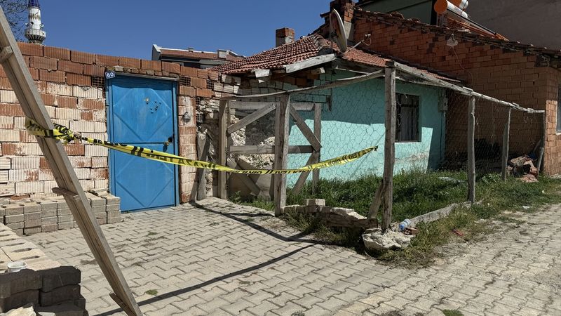 Afyonkarahisar'da bir kişi boşandığı eşinin kocası ile annesini vurdu