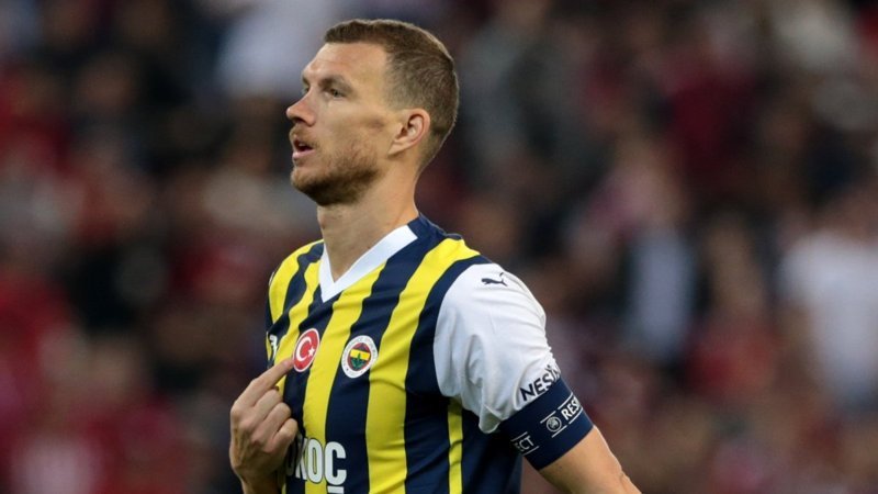 Olympiakos taraftarıyla tartışan Edin Dzeko, tribünlere Türk bayrağını gösterdi