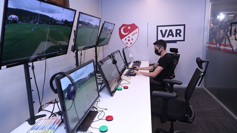 Süper Lig'de yabancı VAR hakemi dönemi! 3 maçta kullanılacak