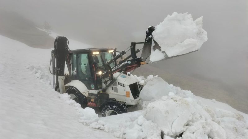 Göç mevsimi yaklaştı! Giresun'da yayla yollarındaki karlar temizleniyor
