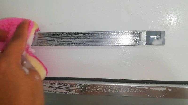 Yağlı mutfak dolaplarına sürün, ayna gibi parlatın...