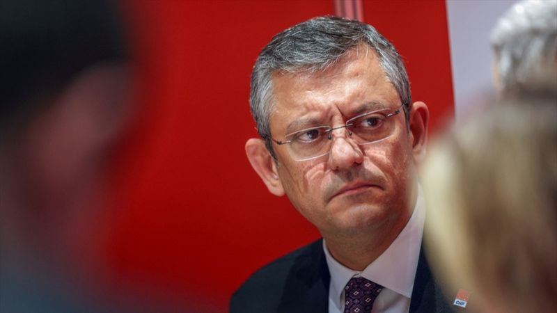 Göz ve ses tellerinden ameliyat olan Özgür Özel, saçlarını da boyattı