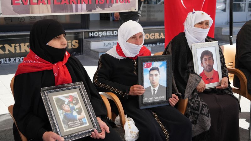 Muş'ta evlat nöbetindeki anneler çocuklarına seslendi