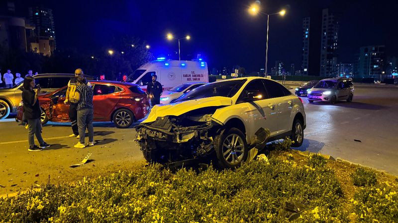 Mersin'de iki otomobil çarpıştı: 5 yaralı