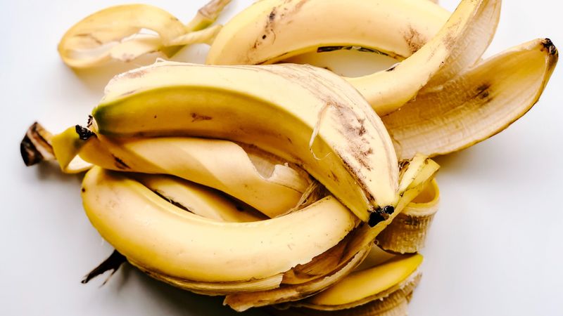 Duyan çöpten geri alıyor! Gece uyumadan önce muz kabuğu yemek bakın neye iyi geliyormuş…