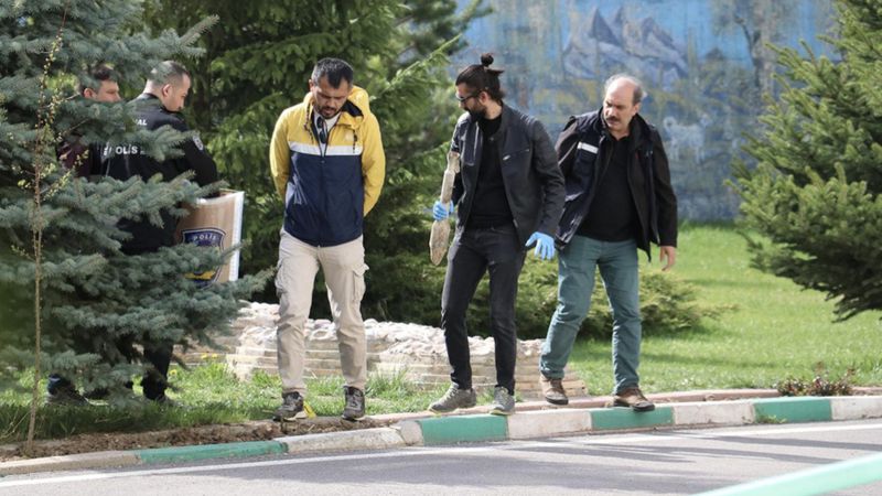 Sivas'ta kepçe operatörü kazı yaparken tanksavar mühimmatı buldu