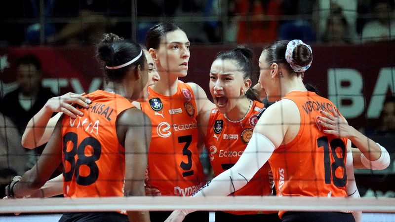 Final serisinde eşitlik var! Eczacıbaşı, Fenerbahçe'yi devirdi