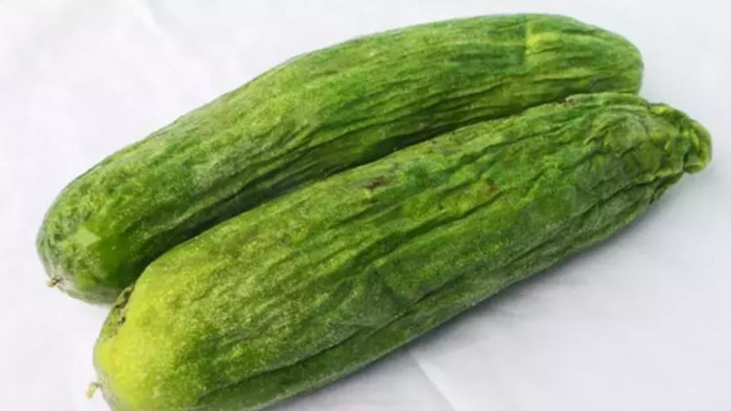 Bir daha çöpe atmayacaksınız! İşte, buruşmuş salatalıkları eski haline getirecek o yöntem…