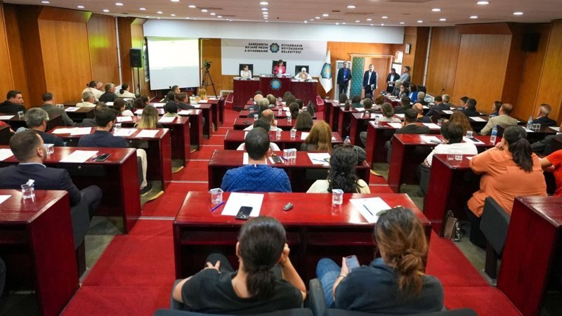 Diyarbakır’da meclis toplantısında bayrağı kaldırmışlardı: Görüntülere rağmen reddettiler