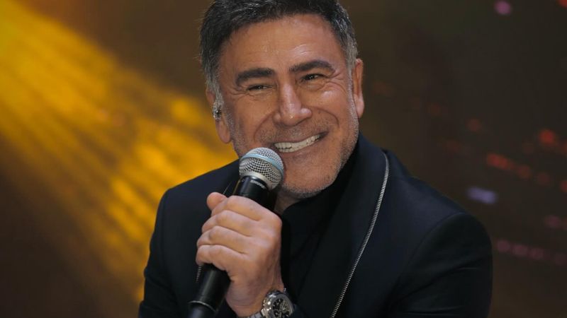 İzzet Yıldızhan bir ilke imza attı: 23 yıllık eşiyle ilk karesi geldi