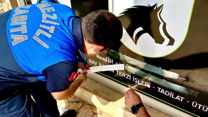 Mersin'de Arapça tabelalar kaldırılmaya başlandı