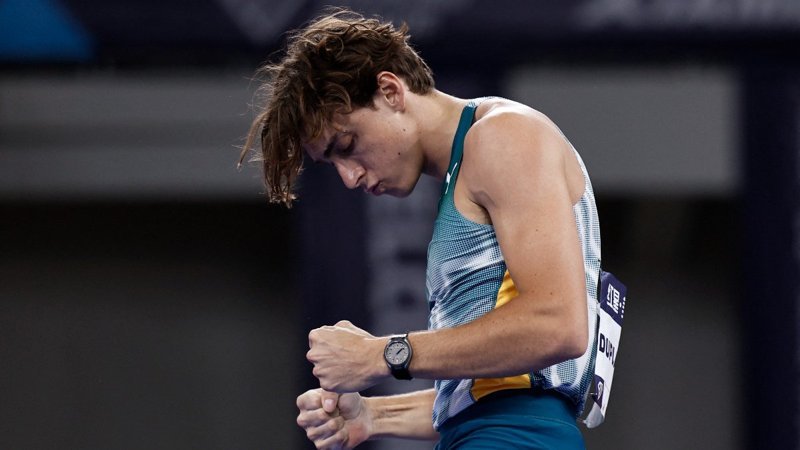 Armand Duplantis, dünya rekorunu geliştirdi