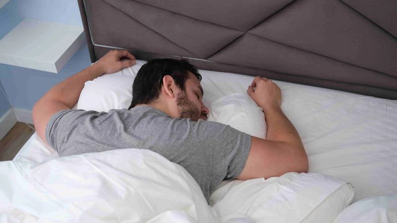 Denemeyin bile! Yüzüstü yatmak bakın neye sebep oluyor