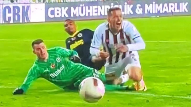 Sivasspor - Fenerbahçe maçındaki penaltı pozisyonuna hakem yorumcuları ne dedi