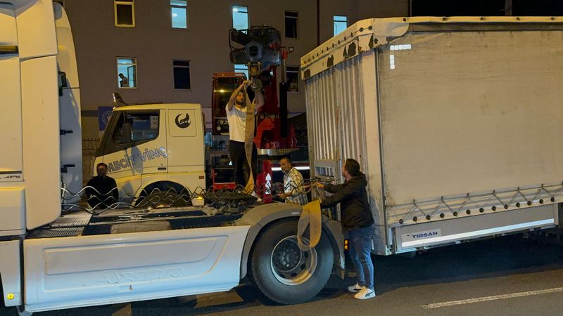 Düzce'de ani fren dorseyi yerinden çıkarttı