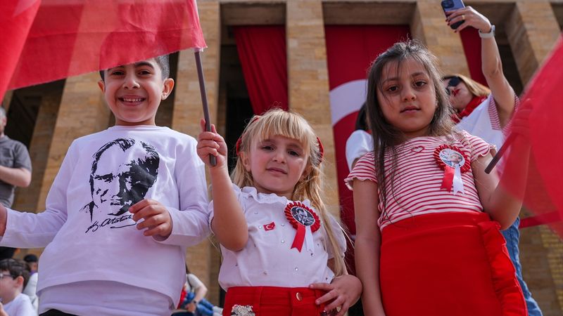 23 Nisan'da Anıtkabir binlerce ziyaretçiyi ağırladı