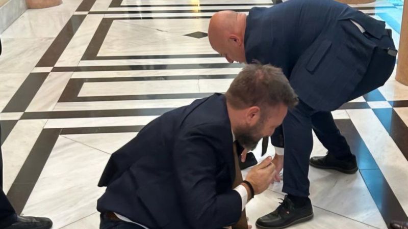 Yunan parlamentosunda arbede: Yumruklu saldırı yaşandı