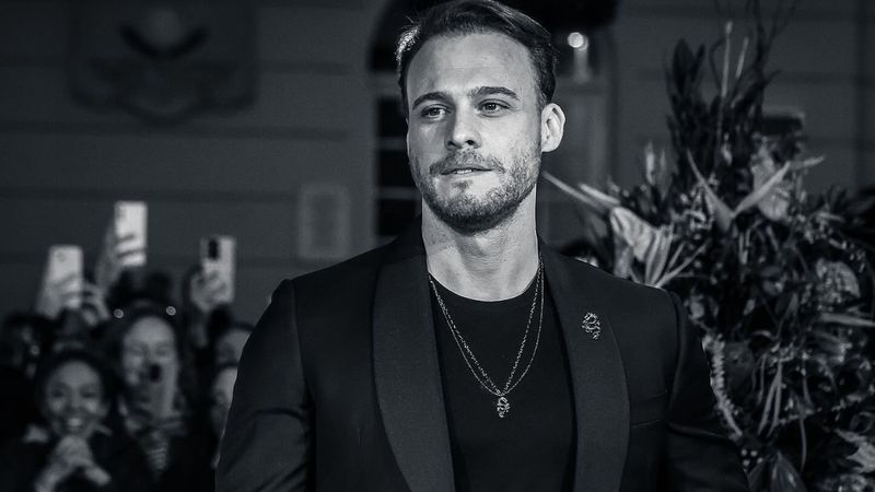 Oyuncu Kerem Bürsin'den kas şov! Ayna karşısında poz verdi