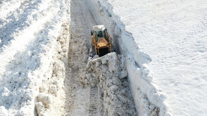 Ekiplerin zorlu mücadelesi: Ağrı'da kar kütlelerinin boyu dozerin boyunu aştı