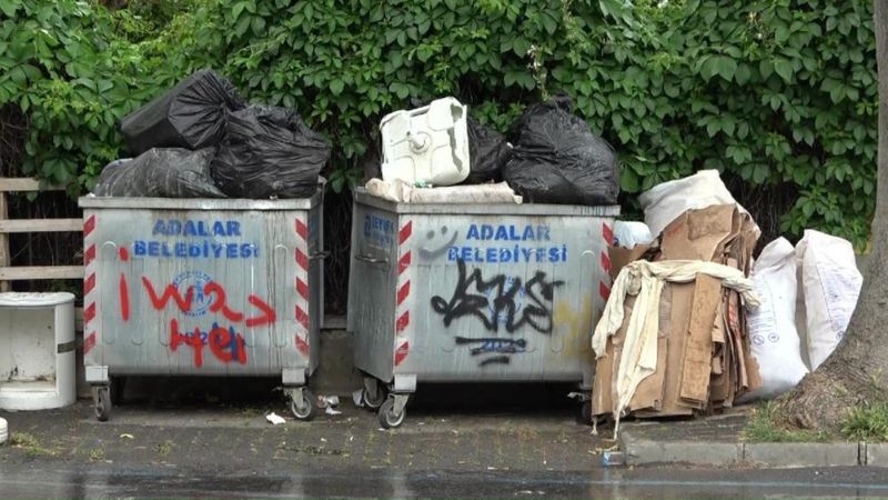 Adalar'da çöplerden ve otlardan geçilmiyor