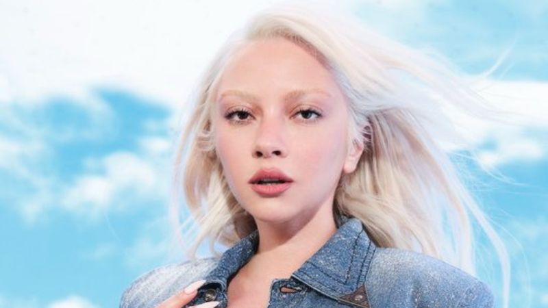 Arabistan'da Ece Seçkin'in albüm kapağı başörtülü yayınlandı! Ünlü şarkıcıdan yorum gecikmedi