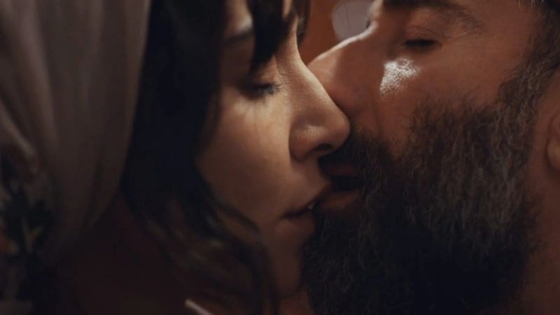 Kızıl Goncalar setinde gerçek aşk! Mert Turak ile Cemre Melis Çınar birlikte