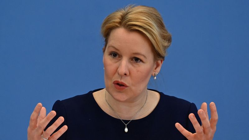 Alman Bakan Franziska Giffey saldırıya uğradı: Kafasına ve boynuna vurdular