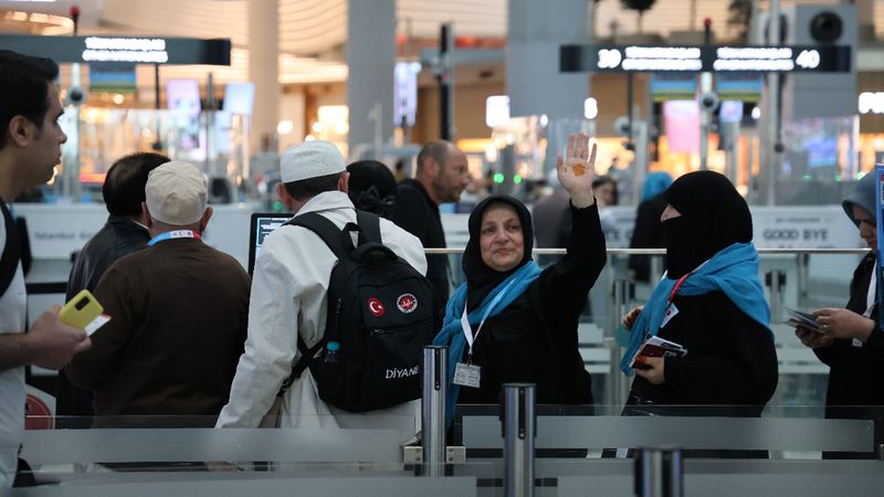 İstanbul'dan 196 hacı adayı kutsal topraklar için yola çıktı