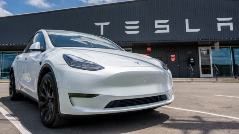 Eylemciler, Tesla'nın Almanya'daki fabrikasına zorla girmeye çalıştı