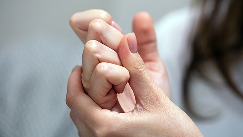 Hepimiz yapıyoruz ama… Sürekli parmak çıtlatmak bakın nelere yol açıyor