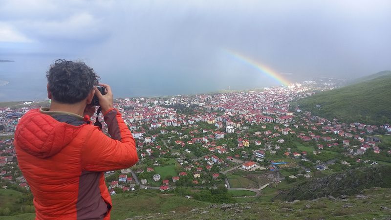 Bitlis'te fotoğrafçıların gökkuşağı nöbeti: Yağmur altına saatlerce beklediler