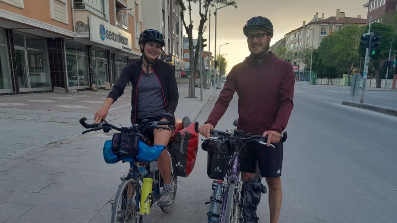 Bisikletle Türkiye'ye gelen Alman çift Meke Gölü'ne ulaştı