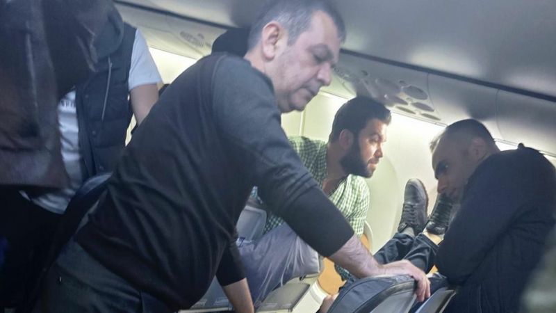 AK Partili vekil, uçakta kalbi duran yolcuya müdahale etti