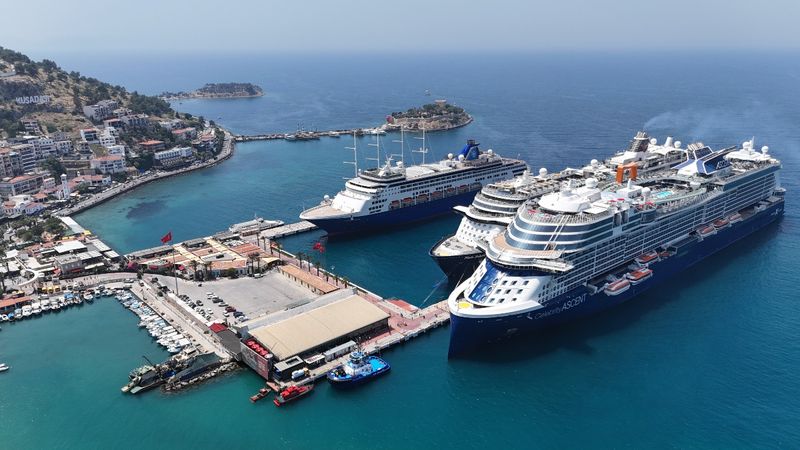 Kuşadası'na 3 kruvaziyer gemisi 7 bin 892 ile birlikte yanaştı
