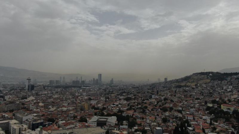 İzmir’de hava griye döndü: Çöl tozu etkili oldu