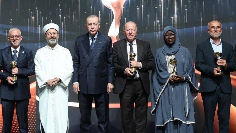 Turistlere İslam’ı anlatan şehit babası imama “iyilik” ödülü