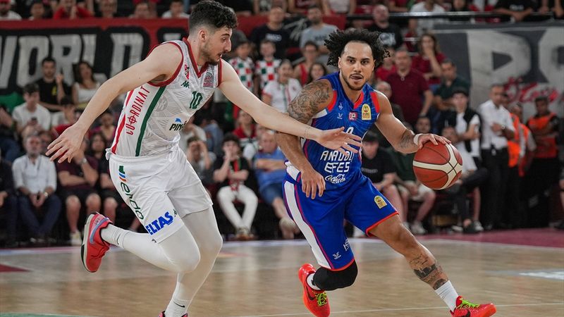 Karşıyaka'yı yenen Anadolu Efes, adını finale yazdırdı