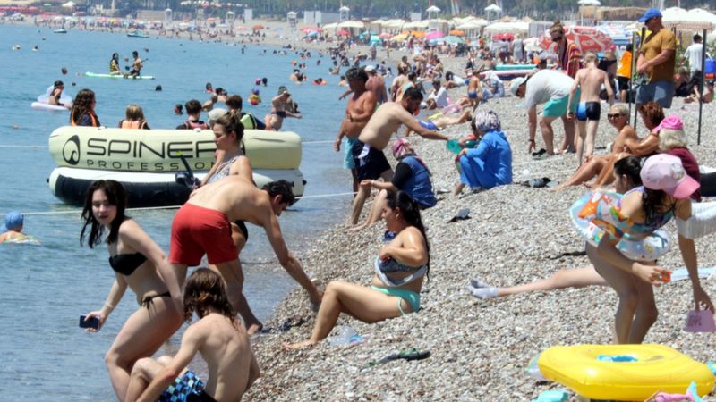 Antalya'da termometreler 41 dereceyi gördü: Sahiller doldu taştı