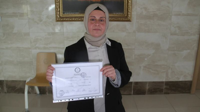 Konya'da mazbatasını alamadan hayatını kaybeden muhtarın hikayesini eşi tamamlayacak