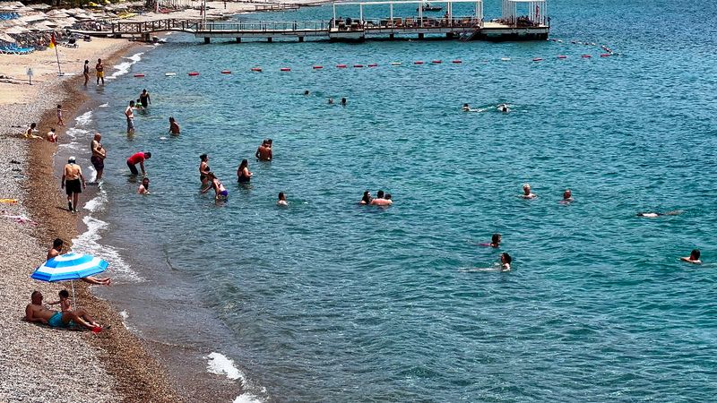 Bodrum'da hava sıcaklığı 48 dereceye yükseldi: Vatandaşlar sahile akın etti