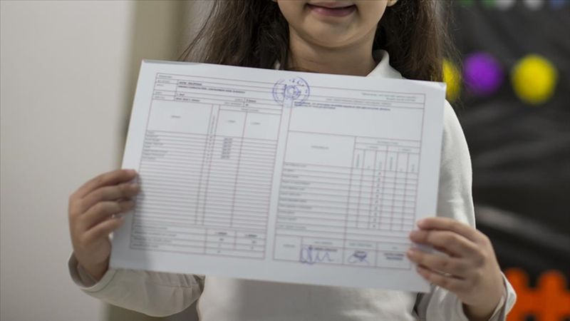 En anlamlı karne notları 2024: Öğretmenler için karneye yazılacak yazılar